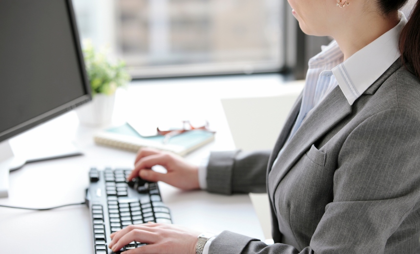 パソコンを触るキャリアアドバイザー